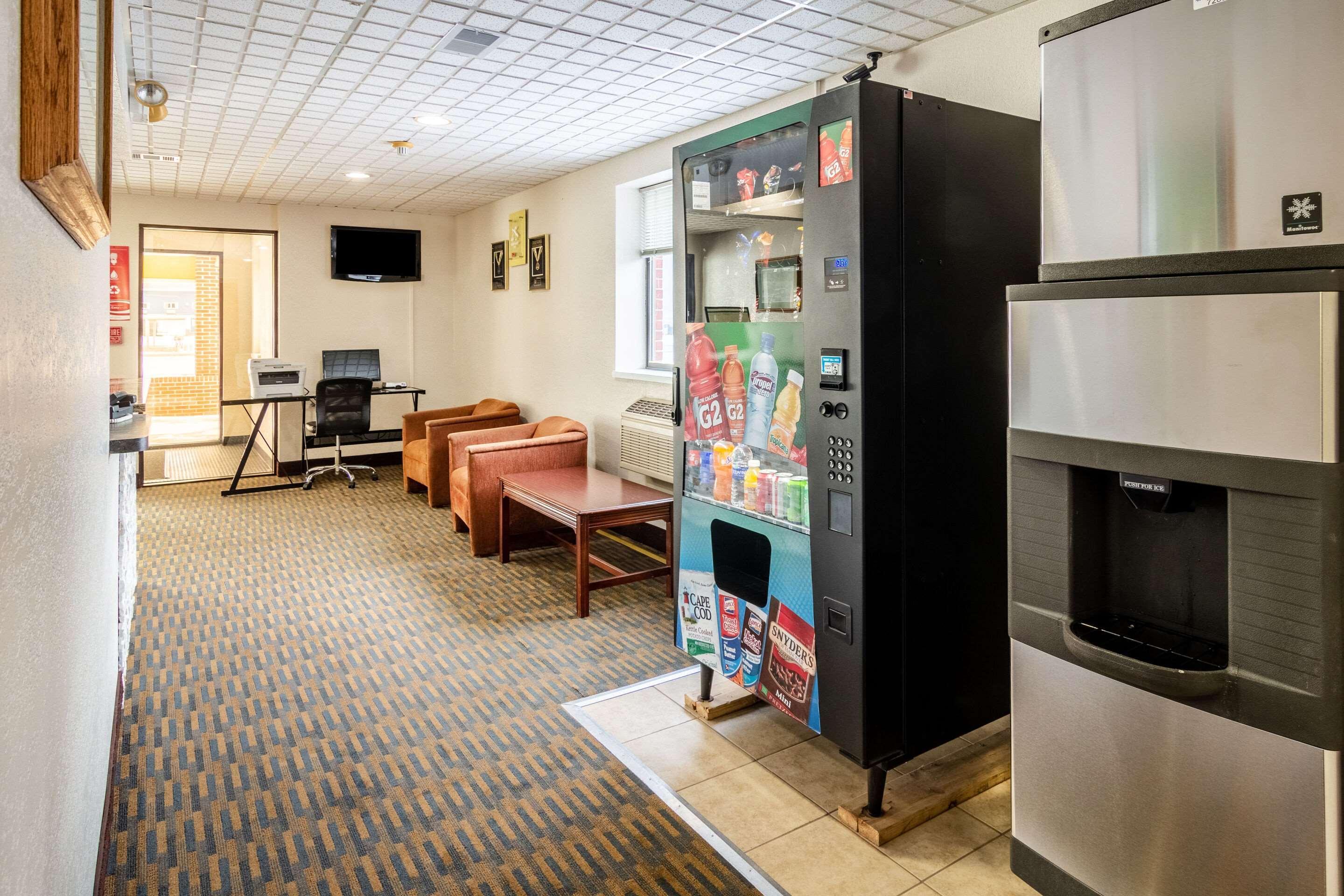 Econo Lodge Cadillac By Choice Exterior foto
