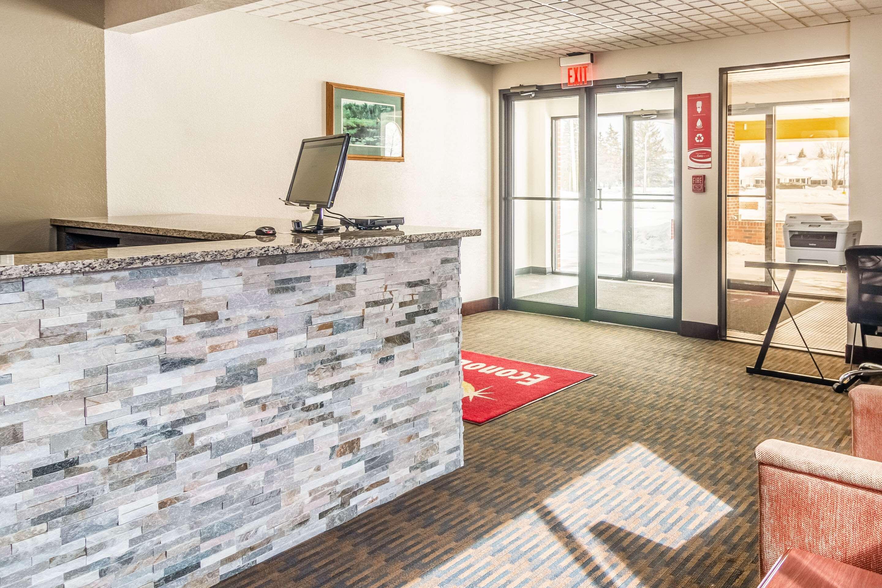 Econo Lodge Cadillac By Choice Exterior foto